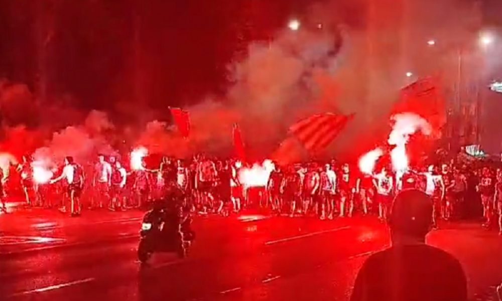CRVENO-BELA NOĆ Krenula slavljenička povorka, od Autokomande do Kalemegdana (VIDEO)