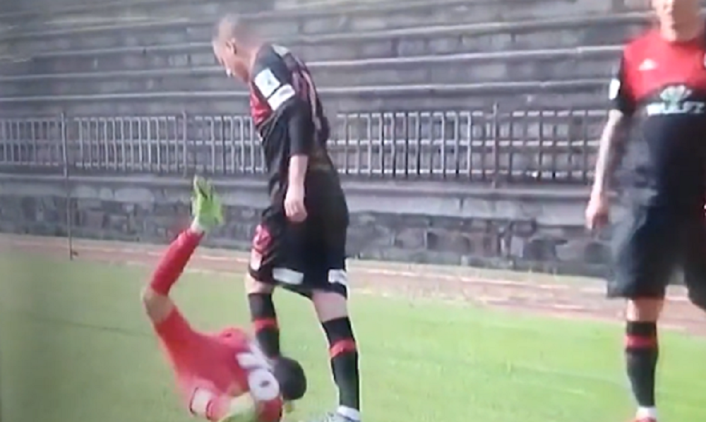 SKANDALOZNO PONAŠANJE Džigi Ninković prvo šutnuo igrača na zemlji, a onda se zaleteo na sudiju (VIDEO)