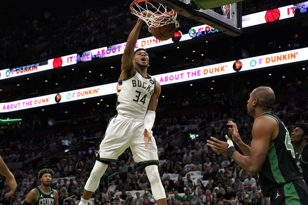 PLEJ-OF Milvoki siguran u Boston Gardenu, sjajna partija Adetokumba