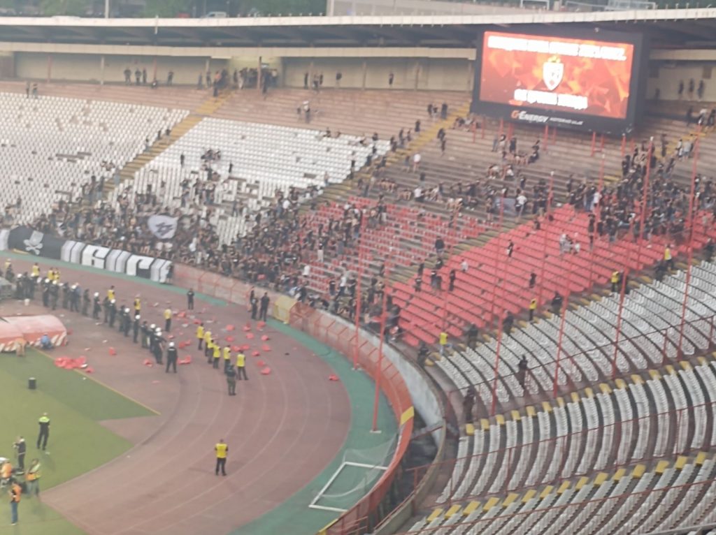 TEŠKO PODNELI PORAZ „Grobari“ lomili stolice, nova kazna čeka Partizan, ali i trošak (FOTO)