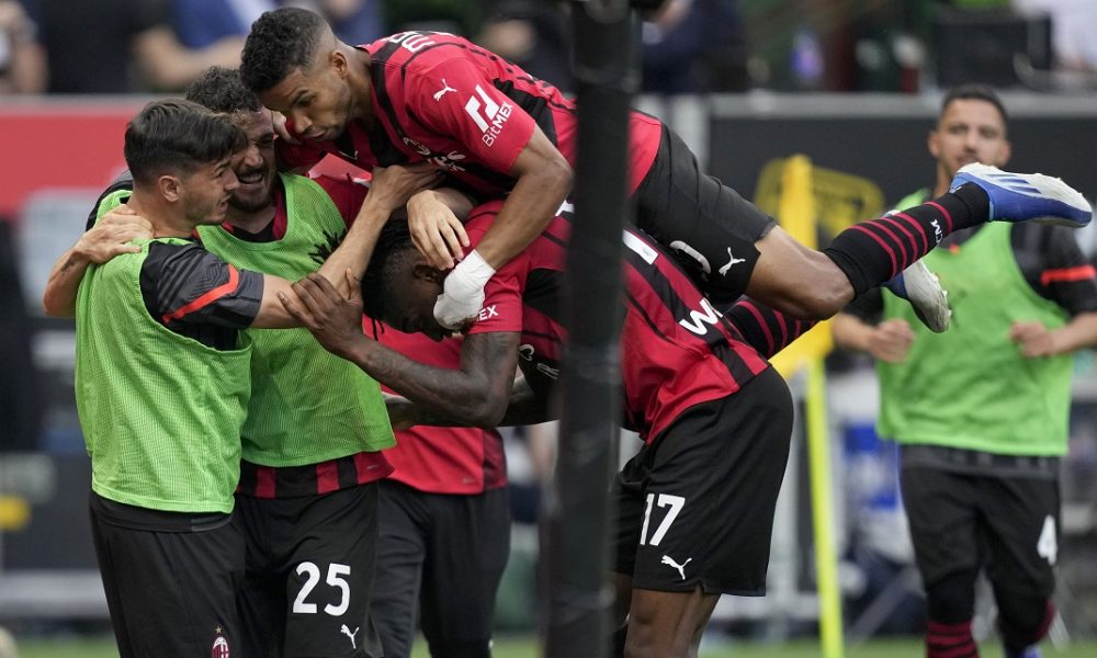 Milan nikad bliži tronu, gori na crveno-crnoj strani grada