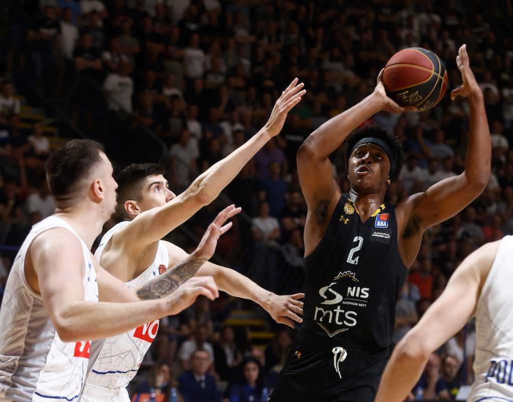 „KLJUČA“ PIONIR Crno-beli „ubijaju“ Budućnost trojkama! Podgoričani „na kolenima“ posle 20 minuta igre