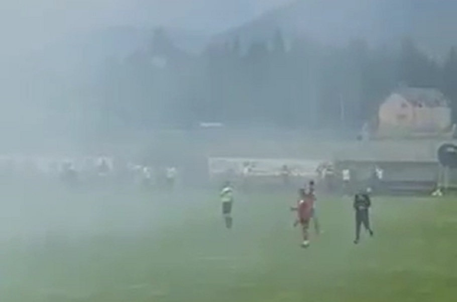 HAOS NA TERENU U CRNOJ GORI Navijači utrčali i napali fudbalere gostujućeg tima! (VIDEO)