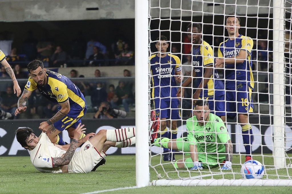 Verona zapretila, ali je Milan napravio ogroman korak ka tituli, blistali Leao i „novi Pirlo“! (VIDEO)