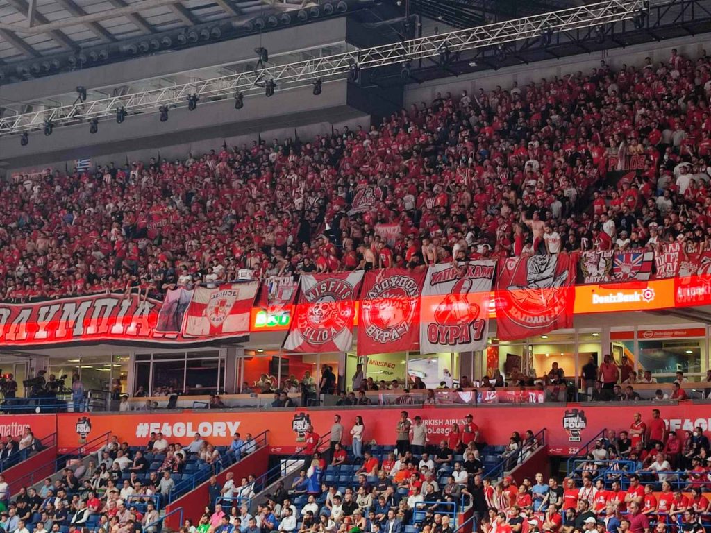 „Delije“ uz bratski klub! Zastava srpskog tima zauzela posebno mesto u Areni (VIDEO)