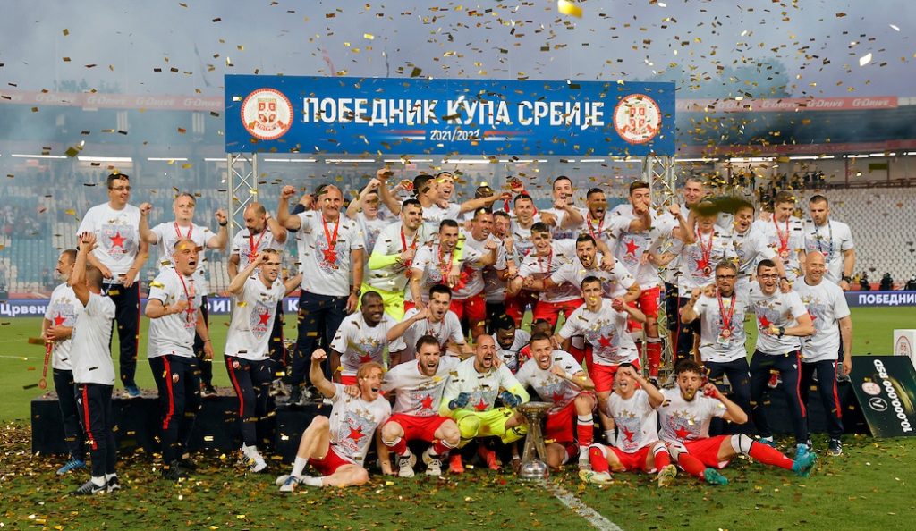 Dika Stojanović uručio pehar Zvezdi, lepše polovine i deca uz fudbalere (FOTO+VIDEO)