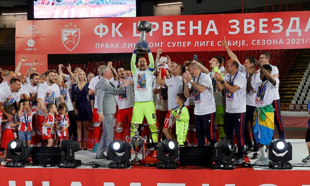 ZAVESA SPUŠTENA Borjan podigao 33. šampionski pehar Crvene zvezde, evo koga su „delije“ gromoglasno pozdravile (VIDEO)