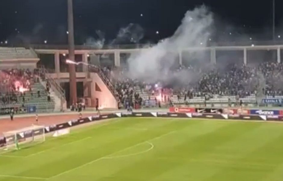 PAKLEN DOČEK U VOLOSU Grci zviždali himni tzv. Kosova, istakli zastave „Kosovo je Srbija“, pa gađali goste bakljama… Kljujčalo i na terenu! (VIDEO)