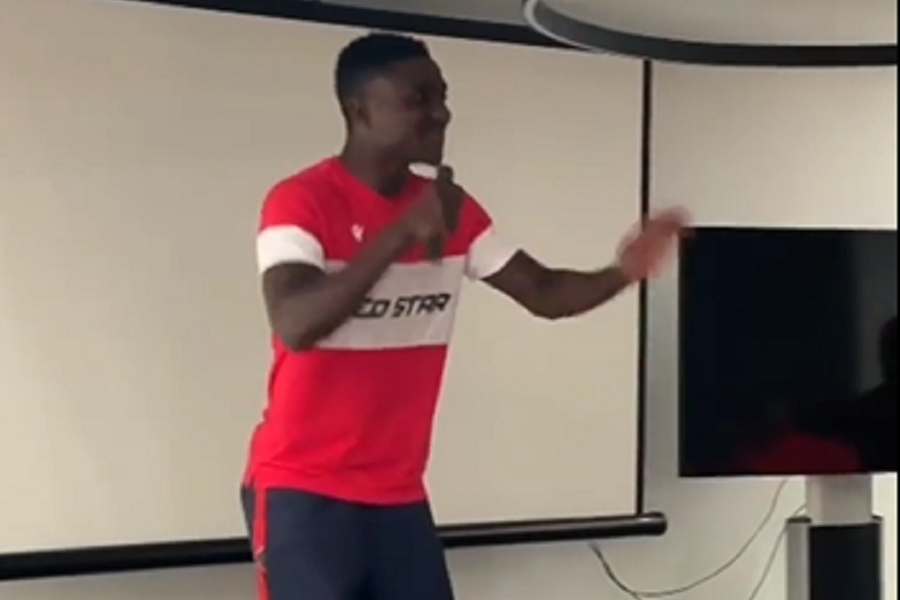 HIT! Kangva se popeo na stolicu da otpeva nešto, a onda je napravio haos! (VIDEO)