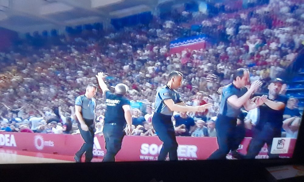 SUDIJE NAPUSTILE TEREN! Upadaju predmeti sa svih strana! Biće ispražnjene tribine (VIDEO)