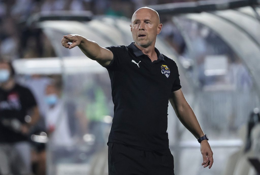 Trener Sočija: Partizan ne bi dobio licencu za igranje u Premijer ligi… U svlačionicu ne može da stane čitav tim!