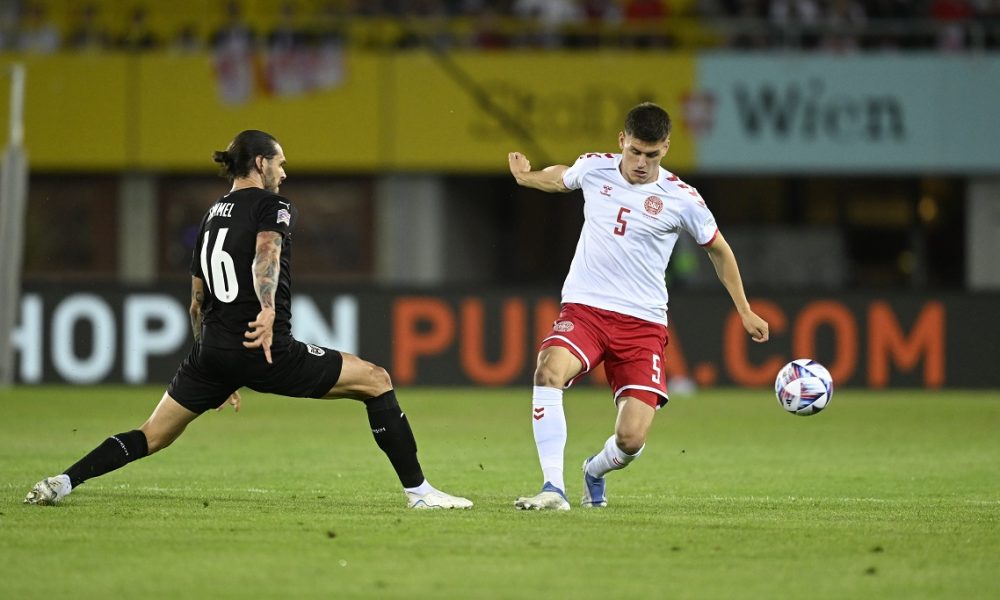 ZAR I TAMO? Reprezentacije igraju fudbal, a nasred terena – krater! (FOTO)
