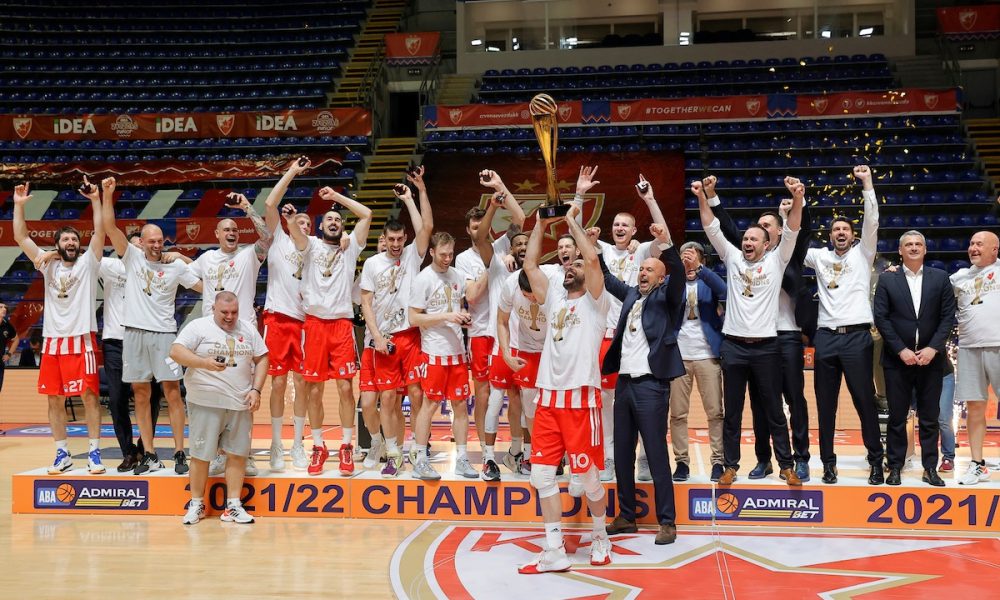 Navijači Crvene zvezde dočekali miljenike ispred dvorane (VIDEO)