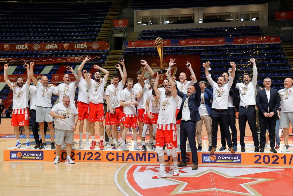 Navijači Crvene zvezde dočekali miljenike ispred dvorane (VIDEO)