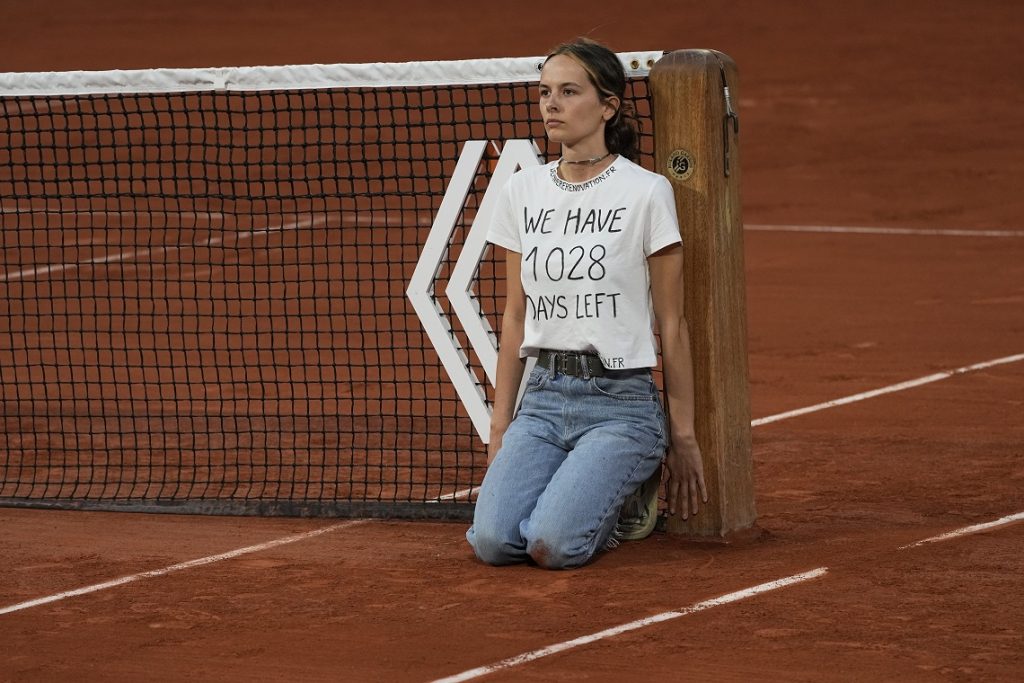 Žena se vezala za mrežu i prekinula polufinale Rolan Garosa! Na majici joj je pisalo da svetu predstoji još 1.028 dana…