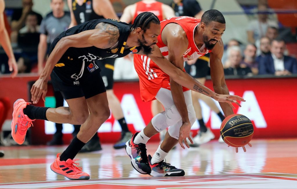 POLUVREME Partizan na plus četiri, Zvezda se muči u napadu