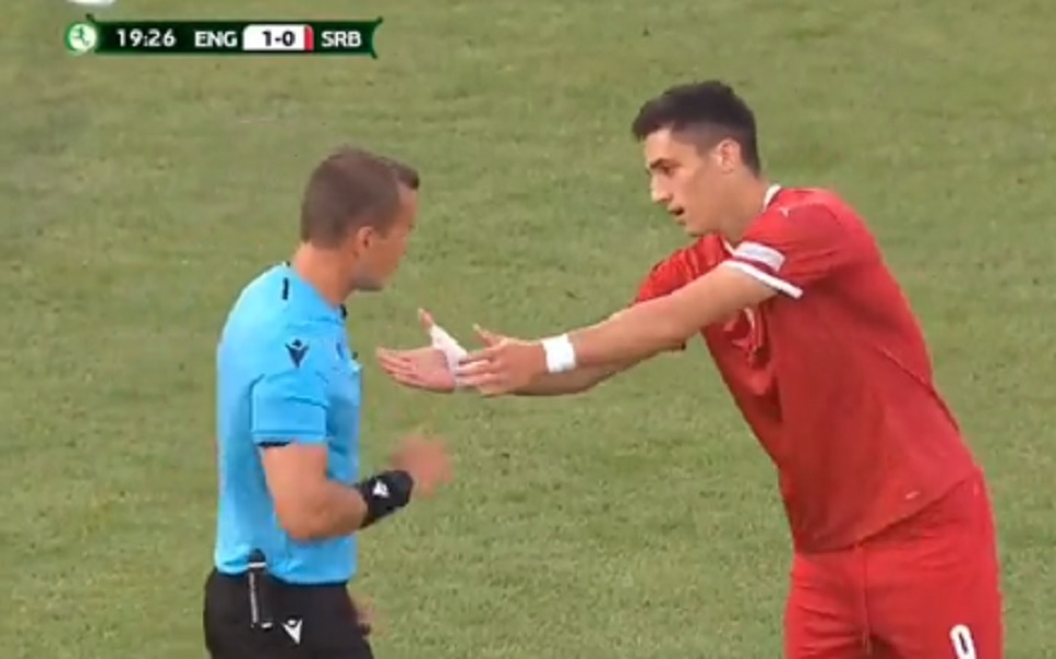 ZAR TAKO? Sudija odbio da pruži ruku mladom srpskom fudbaleru! (VIDEO)