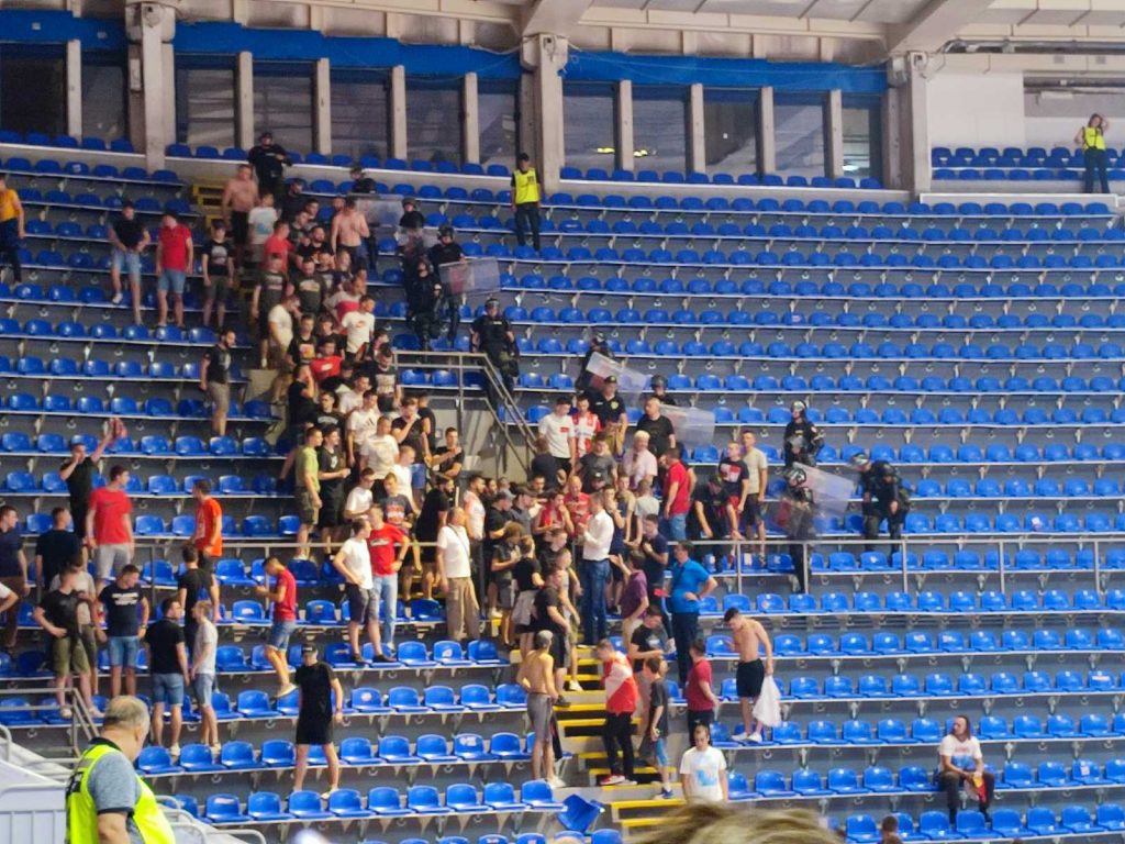 PRAZNI SE PIONIR Nekolicina navijača ostala u dvorani! (FOTO/VIDEO)