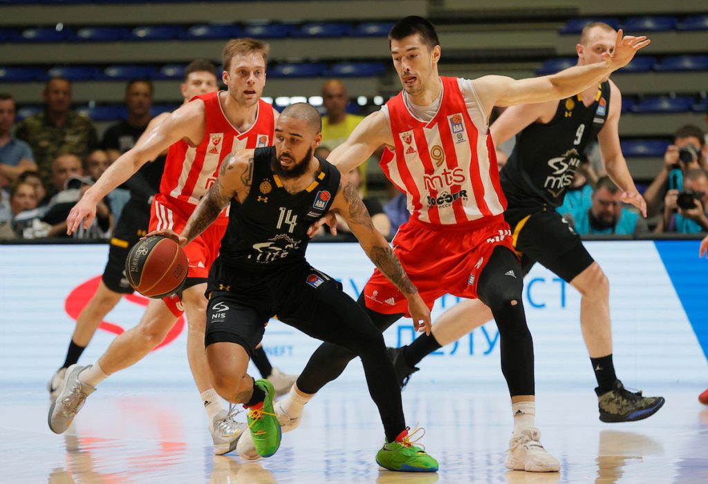 ČAK 62 POENA U PRVOJ ČETVRTINI Zvezda povela na krilima Holinsa, Partizan sjajnom defanzivom preokrenuo rezultat!