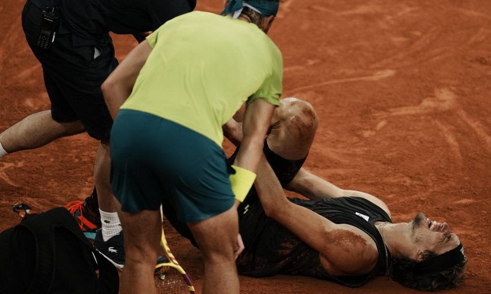NEVIĐENA DRAMA NA ROLAN GAROSU Zverev u kolicima napustio teren, sa štakama se vratio i predao Nadalu! (VIDEO)