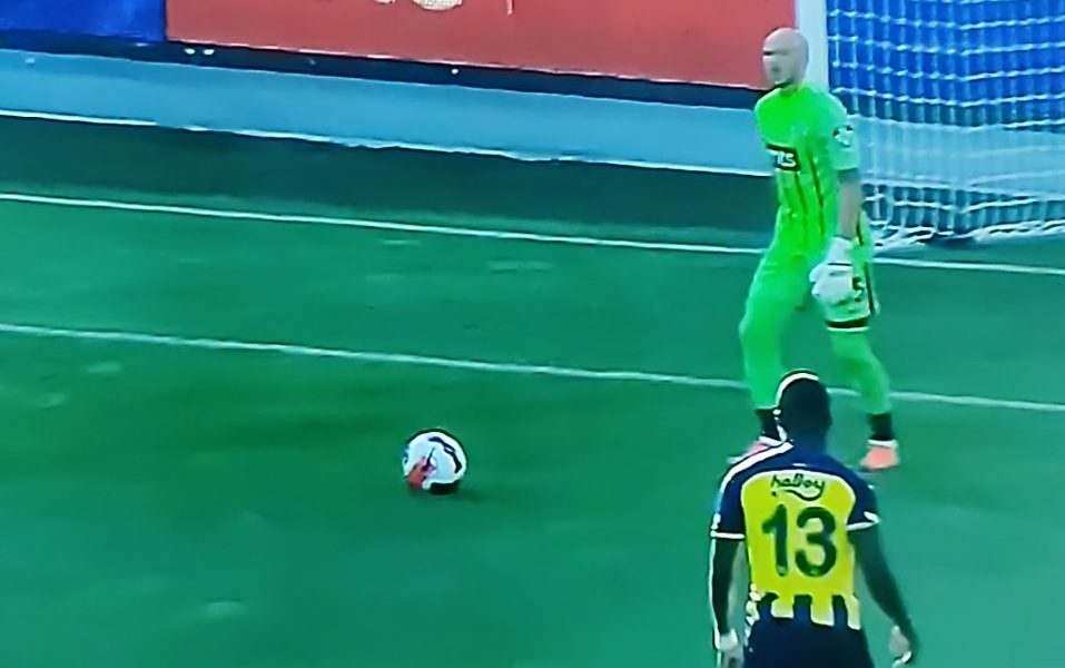 KAKAV KIKS! Golman crno-belih „poklonio“ gol Fenerbahčeu (VIDEO)