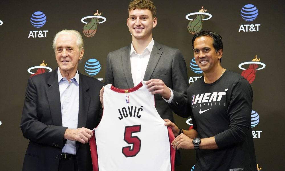 JOVIĆ KAO JOKIĆ…ILI NOVICKI? Košarkaška javnost oduševljena partijom srpskog igrača! (VIDEO)