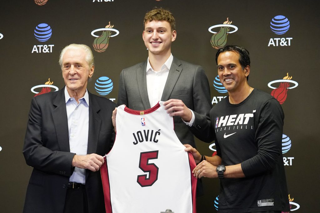 JOVIĆ KAO JOKIĆ…ILI NOVICKI? Košarkaška javnost oduševljena partijom srpskog igrača! (VIDEO)