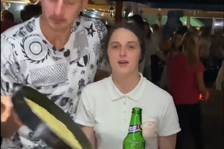 Jokić je malo popio… Ispada mu ajncer iz ruke, konobarica imala komentar (VIDEO)
