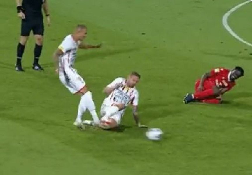 „IZUO GA IZ KOPAČKI“ Zaleteo se iz sve snage i pokosio saigrača (VIDEO)