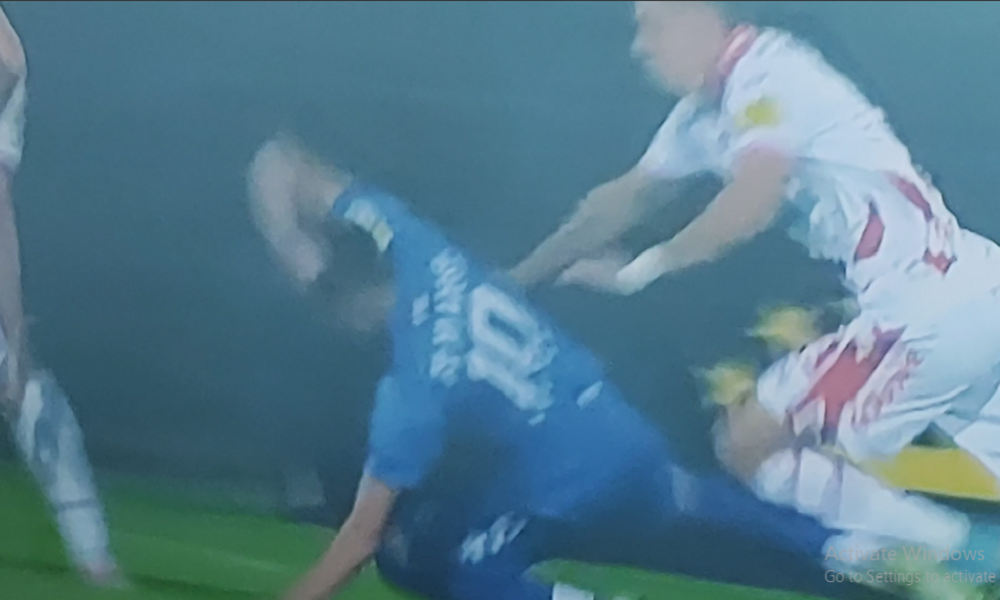 VAR SE NIJE OGLASIO Sporna situacija u Lučanima već u prvom minutu, procenite sami (VIDEO)