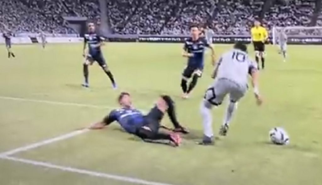 NAJVEĆI FUDBALSKI FOLIRANT Brazilcu se smeje ceo svet! (VIDEO)