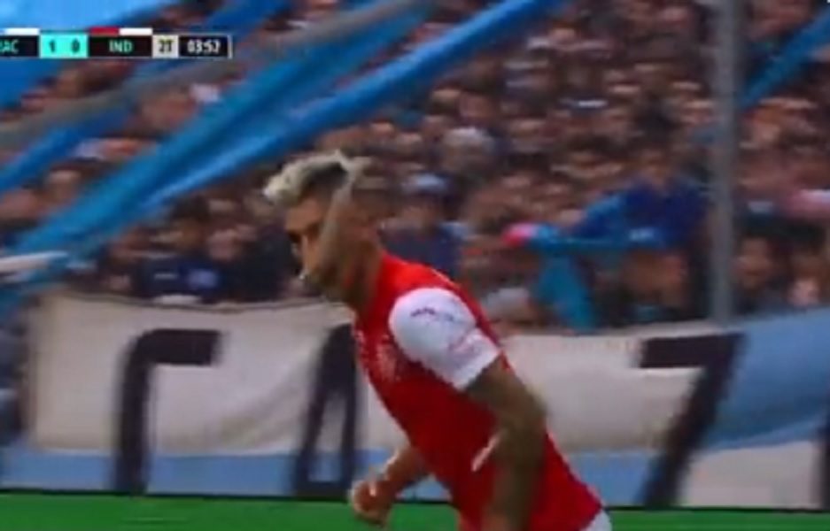 GDE BI DRUGO… Fudbaler u elitnom rangu pogođen sa tribina – ribom! (VIDEO)