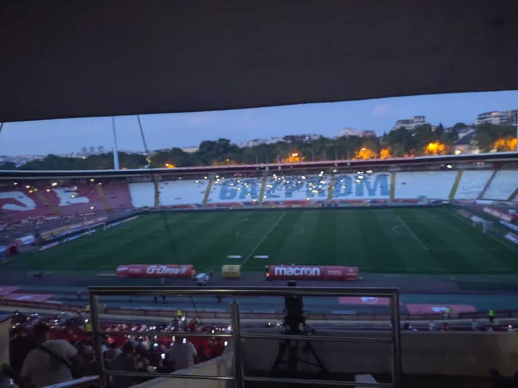 KAO U NIŠU Početak utakmice na Marakani kasnio zbog nestanka struje