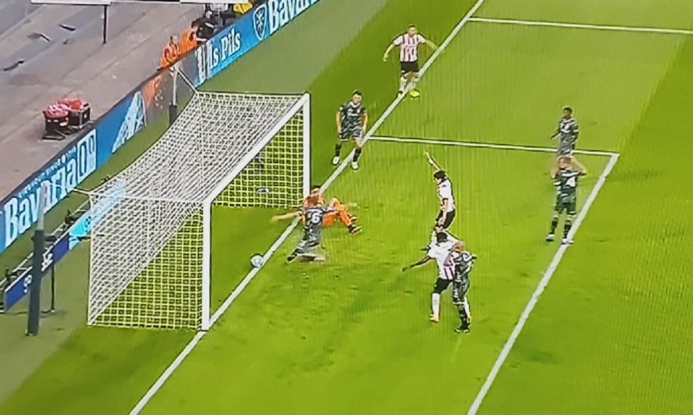KOMEDIJA Imamo autogol godine, uteraše loptu u svoju mrežu posle prave drame (VIDEO)