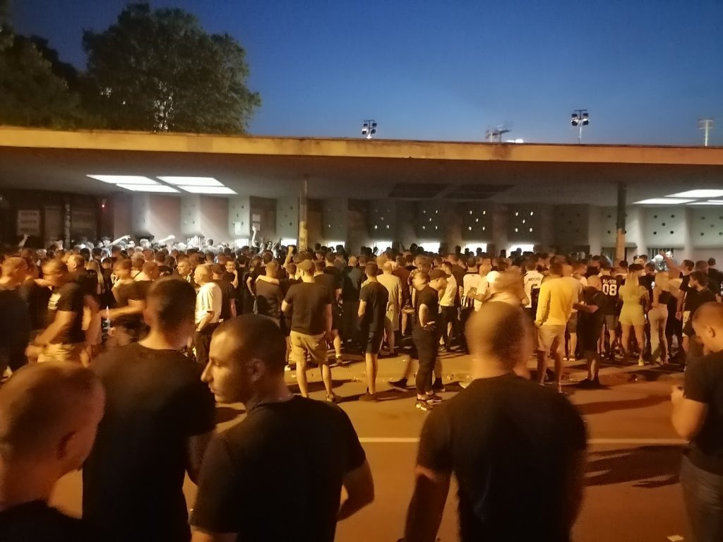 ČEKA NAS VRELO VEČE U HUMSKOJ „Grobari“ u korteu na stadion, tribine već grme „uprava, napolje“ (VIDEO)