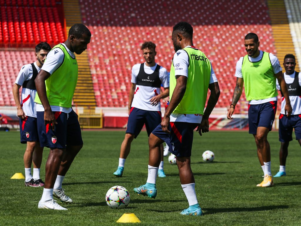 FOTO-UBOD Fudbaleri Crvene zvezde pred put trenirali sa novim loptama namenjenim za LŠ! Pavkova nema u avionu (FOTO)
