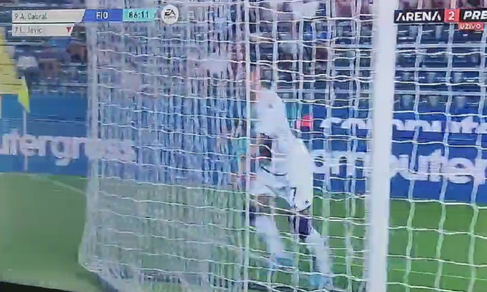 DA LI SE VEĆ ZAMERIO TRENERU? Jović besan zbog izmene šutnuo flašicu i na srpskom progunđao Italijanu (VIDEO)