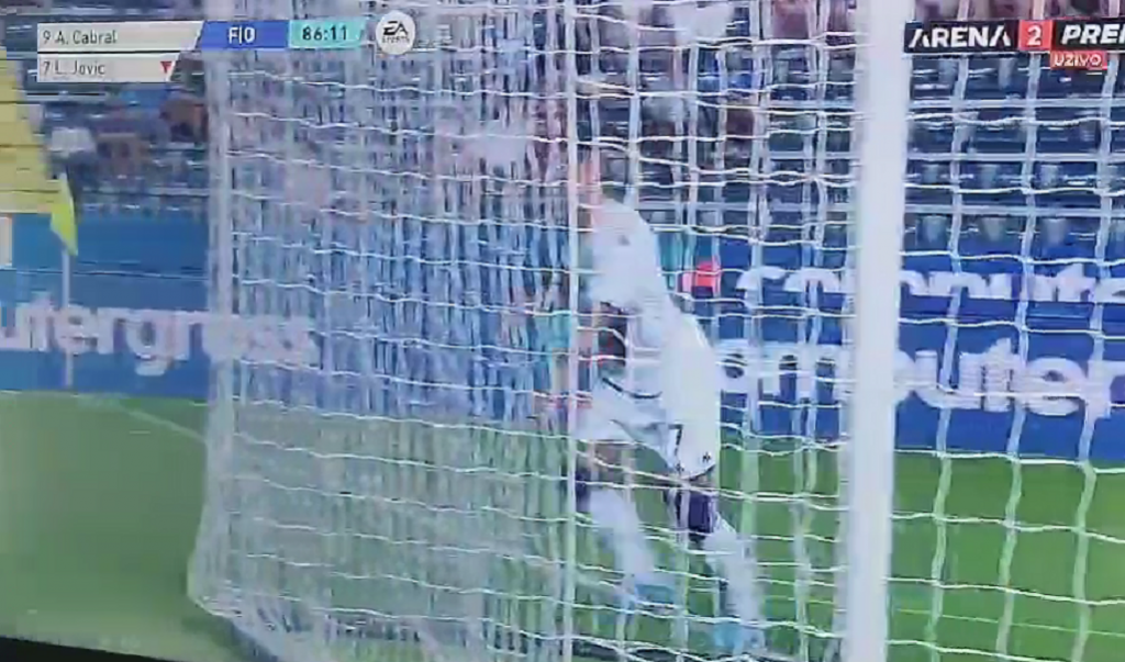 DA LI SE VEĆ ZAMERIO TRENERU? Jović besan zbog izmene šutnuo flašicu i na srpskom progunđao Italijanu (VIDEO)