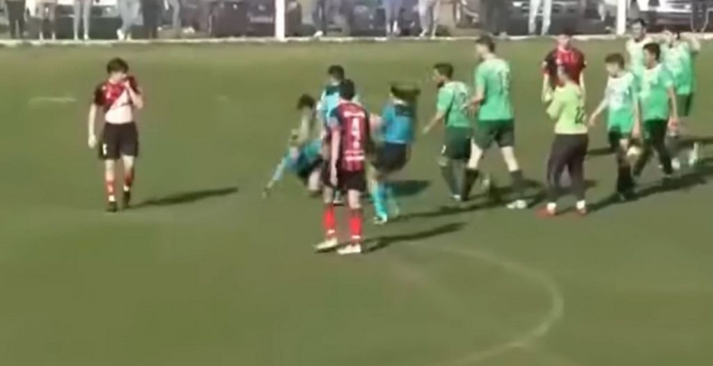HAOS U ARGENTINI Fudbaler s leđa udario ženskog sudiju, policija ga jedva obuzdala (VIDEO)