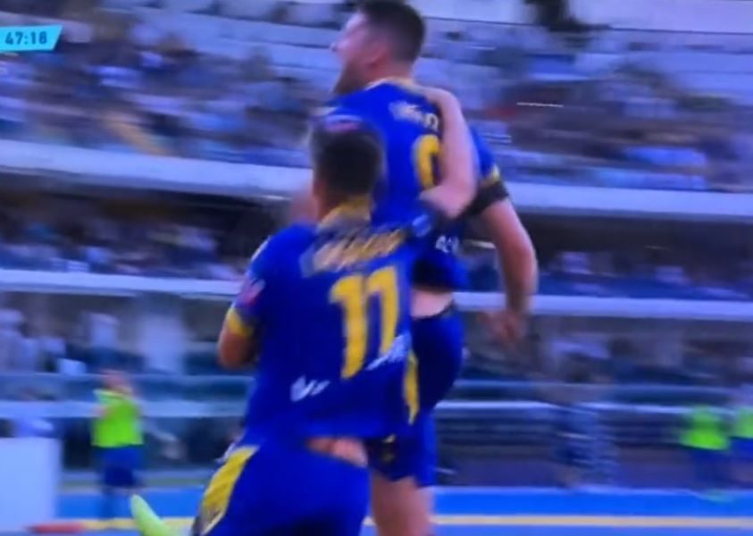 SEZONA SAMO ŠTO JE POČELA, A VEĆ IMAMO NAJBOLJI NOKAUT Proslavljao gol i patosirao saigrača (VIDEO)