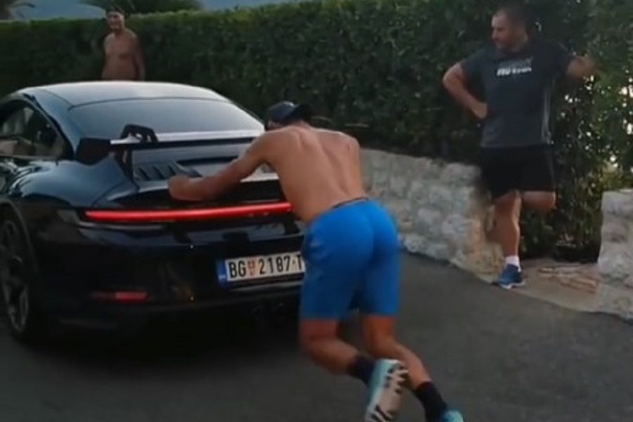 JAK KAO ZEMLJA Novak Đoković je „zver“! Kao od šale gura automobil u Crnoj Gori (VIDEO)