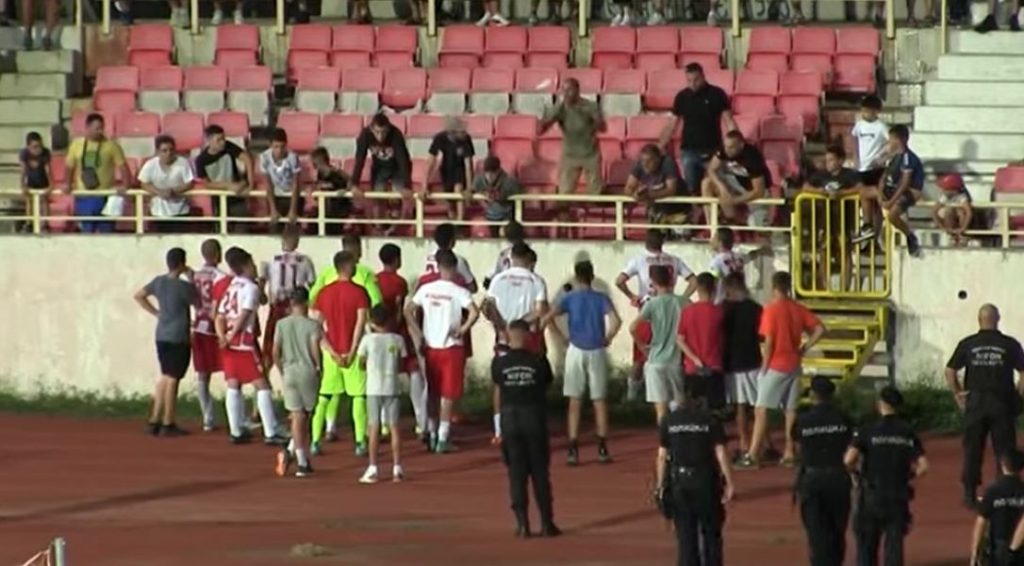 Navijači Radničkog postrojavali igrače posle poraza u Nišu (VIDEO)