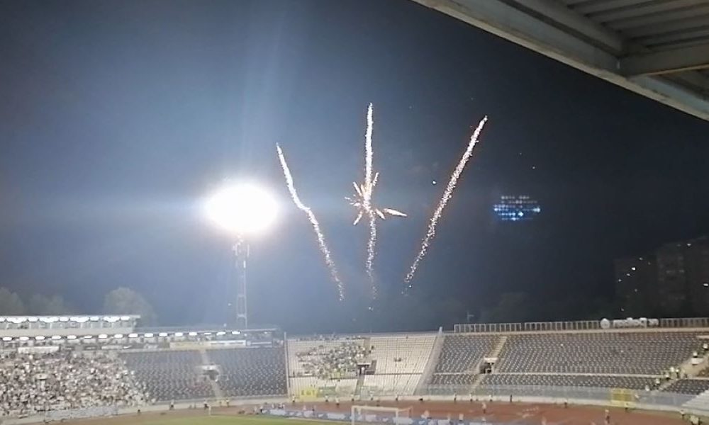 ZAPALJIVO OD STARTA Vatromet u Humskoj na početku utakmice (VIDEO)