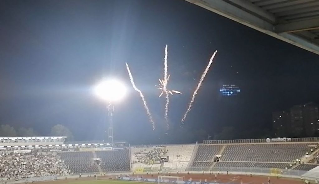 ZAPALJIVO OD STARTA Vatromet u Humskoj na početku utakmice (VIDEO)