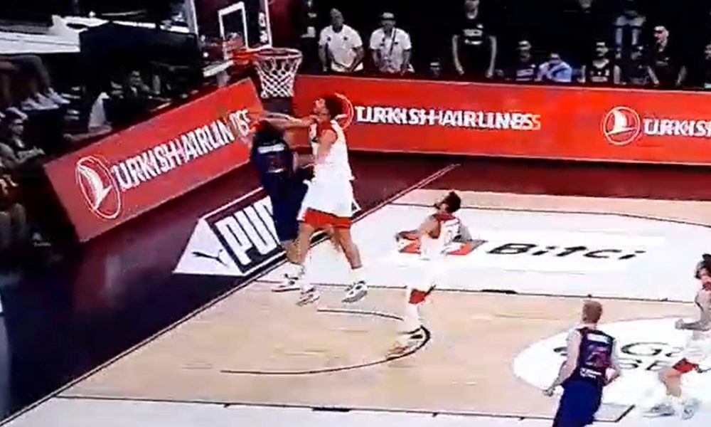 SUDIJE, ŠTA GLEDATE? Sramota kakav faul nisu sudili nad Jagodić-Kuridžom! Ovo je za arbitre rampa!? (VIDEO)