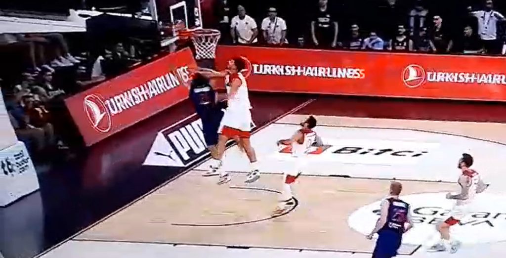 SUDIJE, ŠTA GLEDATE? Sramota kakav faul nisu sudili nad Jagodić-Kuridžom! Ovo je za arbitre rampa!? (VIDEO)