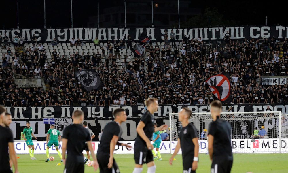 „GROBARIMA“ PALA ROLETNA Nije više na udaru samo uprava, navijači Partizana se „obratili“ i treneru (VIDEO)
