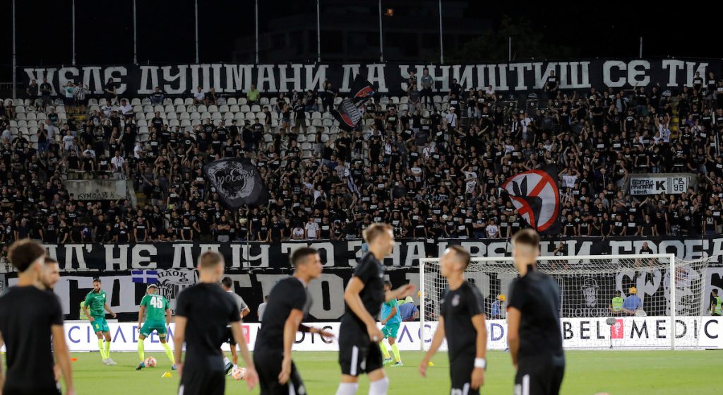 „GROBARIMA“ PALA ROLETNA Nije više na udaru samo uprava, navijači Partizana se „obratili“ i treneru (VIDEO)
