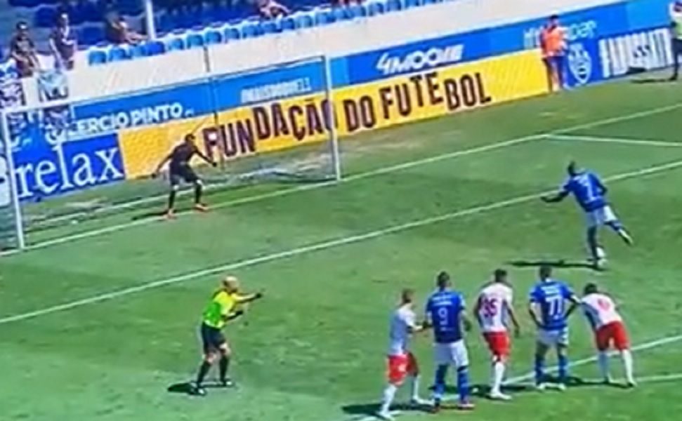 Ovakav penal do sada niste videli, evo šta je čovek uradio (VIDEO)