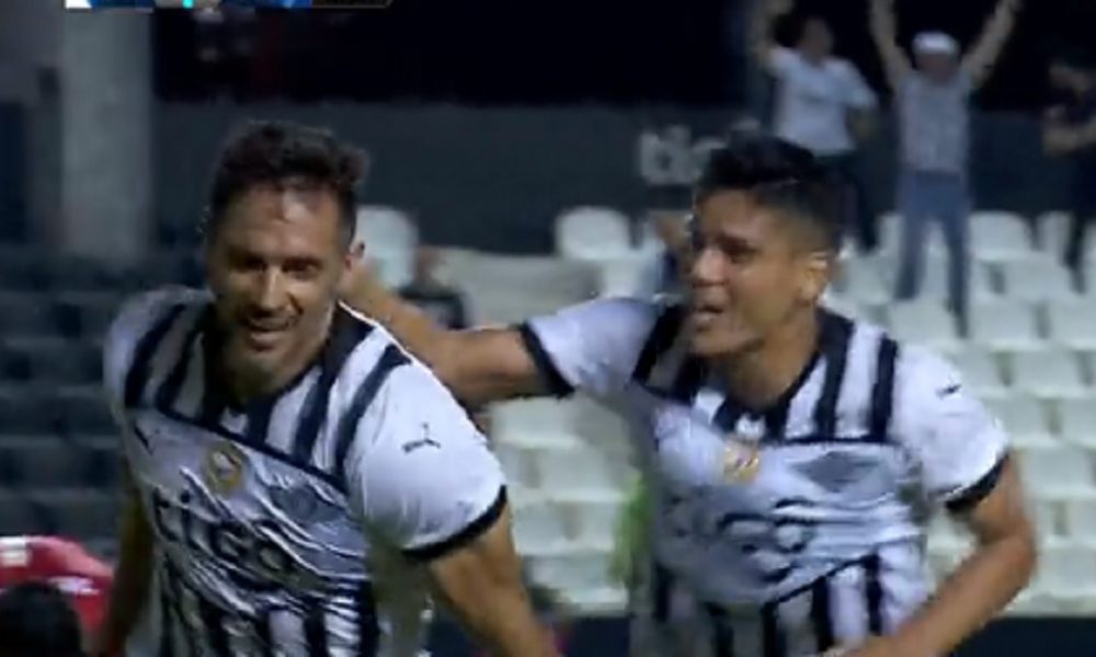 KLASA JE VEČNA Nekadašnji napadač Bajerna ima 41 godinu… Pogledajte kakav gol je dao! (VIDEO)